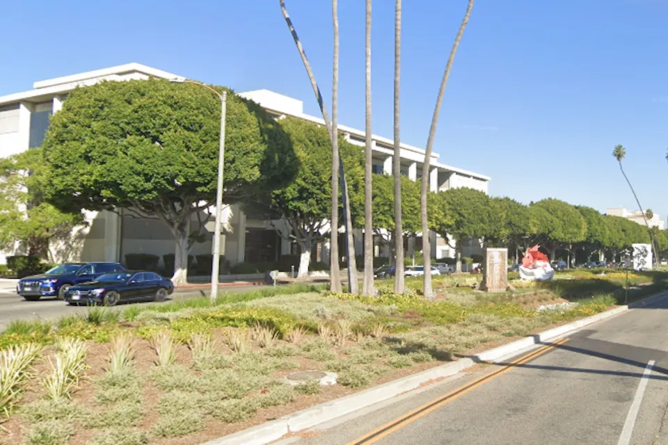 Google street view of wide grassy median in Beverly Hills, California.